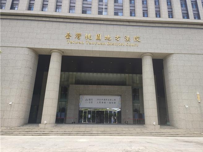 66岁何姓老翁2022年搭乘公车时，发现21岁女子智能较低，竟以饼乾、零食利诱，将女子拐到大湳公园女厕，并对其强吻、指交。何男胡扯不知道女子有状况，是自然行为，桃园地方法院不採信，依趁机性交罪判处何男5年有期徒刑，可上诉。(赖佑维摄)