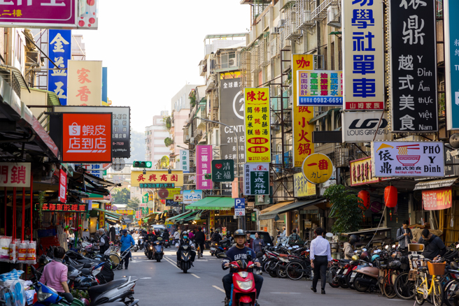 住處一樓開哪類型的店，最讓你不能接受？是餐廳、酒吧、健身房......還是？有些看似方便的鄰居店家，卻意外帶來生活困擾，一起來看看。（圖：shutterstock/達志）
