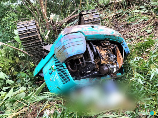 怪手搶救時卻發生翻覆意外。（圖 / 劉詠韻翻攝）