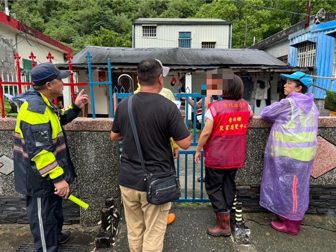 秀林乡和平村位于苏花路廊沿线，有和平、和中、和仁3个社区，实际居住近千人，地震后公路边坡脆弱，一下大雨就要撤村，乡长王玫瑰由军警协同宣导居民撤离。（警方提供）