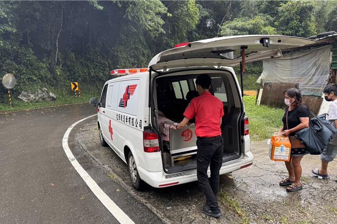 凯米颱风来袭，新竹县尖石及五峰原乡弱势族群到下午已陆续撤离75人。（新竹县政府提供／罗浚滨新竹传真）