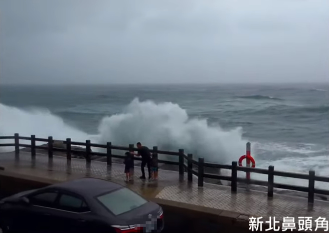 鼻頭角出現一名爸爸帶著2名年幼孩子零距離觀浪的離譜畫面，讓網友破口大罵。(圖／鼻頭角即時影像)