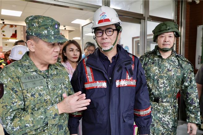 高雄市长陈其迈24日下午率市府团队前往桃源区原住民文物馆、六龟社福中心视察，了解山区防颱物资整备，并关心居民预防性撤离情况。（高市府新闻局提供／洪浩轩高雄传真）