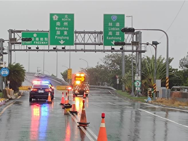 国道3号林边交流道至大鹏湾环湾道路北上路段高架桥，今天下午2时起开放供民眾紧急停车。（东港警分局提供／罗琦文屏东传真）
