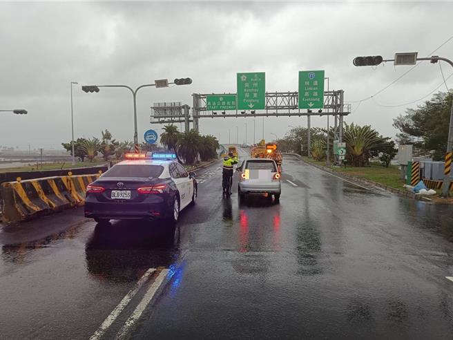 国道3号林边交流道至大鹏湾环湾道路北上路段高架桥，今天下午2时起开放供民眾紧急停车。（东港警分局提供／罗琦文屏东传真）
