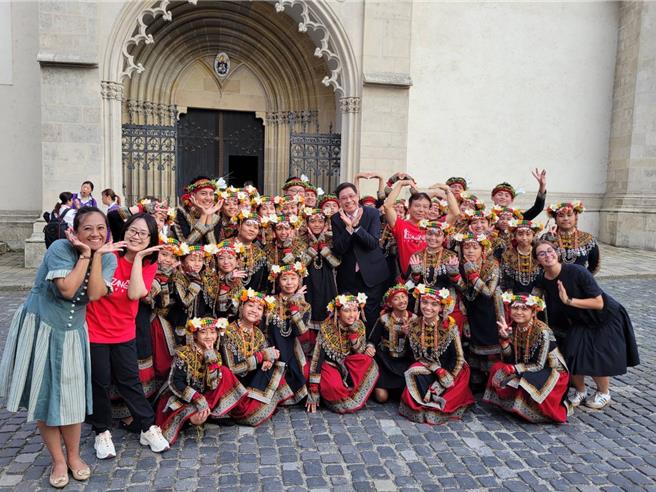 希望兒童合唱團22日於斯洛伐克國際青年合唱節開幕式中，於演聖馬丁大教堂演出。（信誼基金會提供／李怡芸台北傳真）