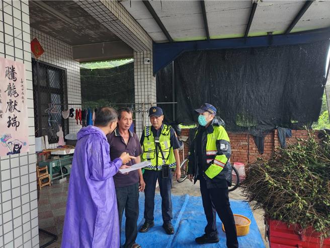 凯米风势增强， 六龟警协助土石流潜势警戒区保全户预防性撤离。（高雄市警方提供／林雅惠传真）