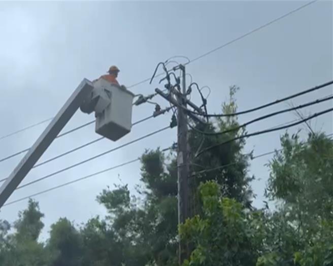 強颱凱米造成供電設備損壞，台電人員出動昇空車即刻搶修。（台電新營區營業處提供／張毓翎台南傳真）