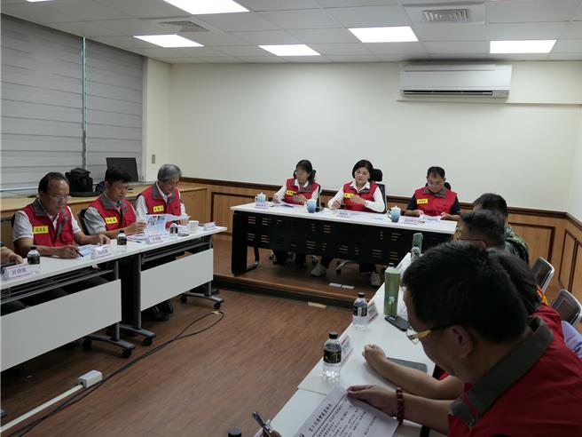 云林县政府24日下午4点59分宣布，依据「中央气象署」预报资料，云林县已达停班停课标准，25日停止上班上课。（张朝欣摄）