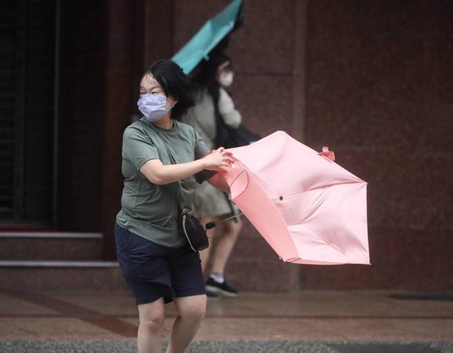 不必等到深夜！彰化明停班课，凯米吹10级强风达标。（示意图／本报资料照） 