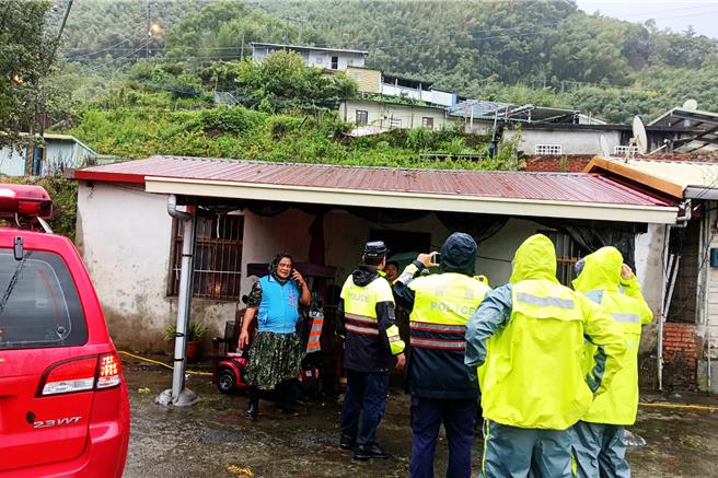 消防局派五峰鄉花園小隊已配合村長及花園派出所員警，在花園村預防性強制撤離。（新竹縣政府提供／羅浚濱新竹傳真）