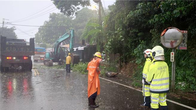 桃市復兴区零星落石树倒，光华新兴道路封闭25日抢通。（復兴区公所提供／吕筱蝉桃园传真）