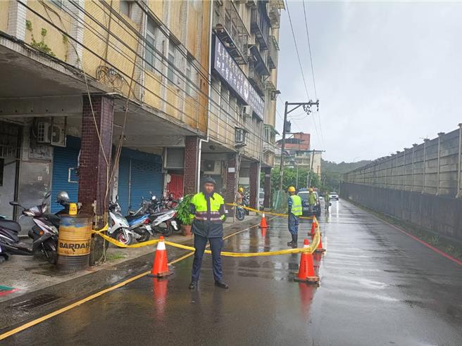 基隆市七堵區的百一街一處5樓民宅鐵皮屋簷因強風吹襲而鬆脫相當危險。警方到場協助固定並通知工務處派員處理，最後順利拆除，未造成人車損傷。（基隆市警察局提供／徐佑昇基隆傳真）