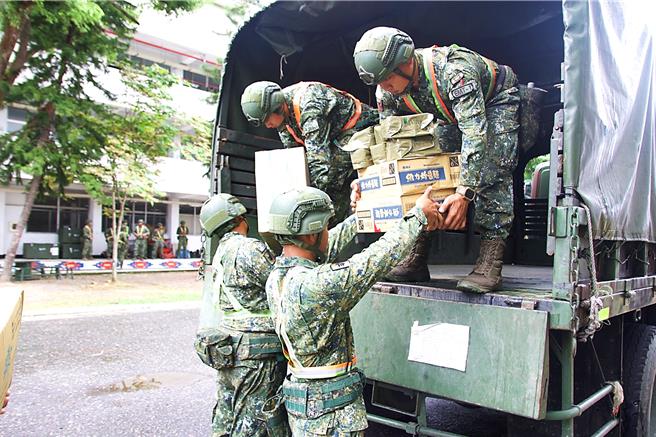 東指部機步一營配合金峰鄉公所支援需求，執行居民預防性撤離任務，並協助搬運收容所物資及裝具。（陸軍台東地區指揮部提供／蕭嘉蕙台東傳真）