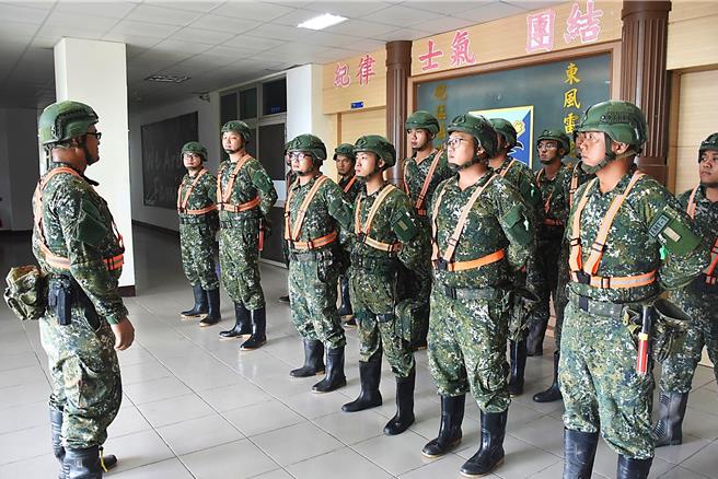東指部混砲營配合大武鄉公所支援需求，動員協助大鳥村預防性撤離任務。（陸軍台東地區指揮部提供／蕭嘉蕙台東傳真）