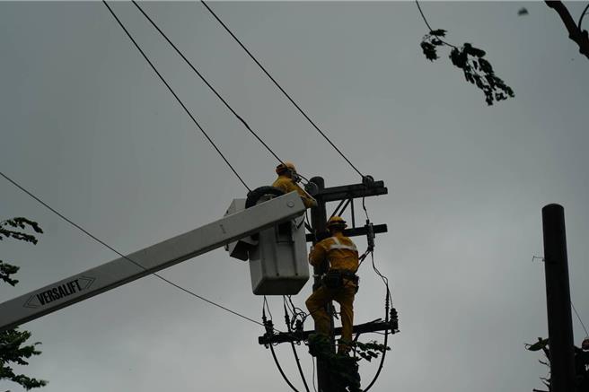 高雄逾3.4万户停电，位居停电灾情「全国之冠」，目前復电逾7成，台电人员仍持续抢修中。（台电提供）