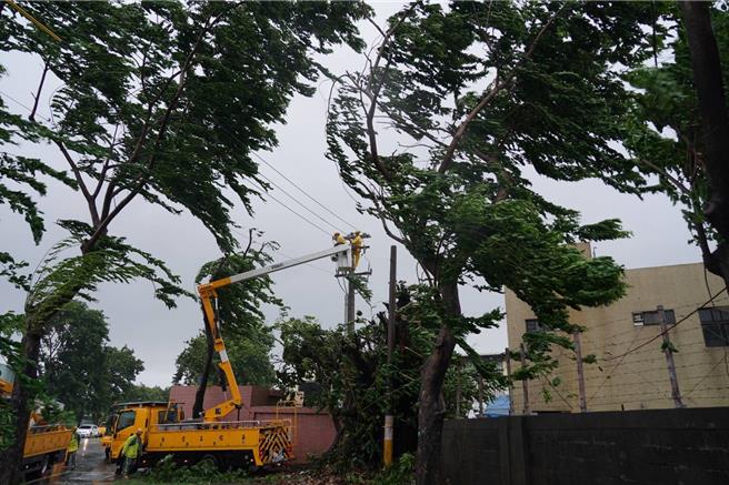 高雄逾3.4万户停电，位居停电灾情「全国之冠」，目前復电逾7成，台电人员仍持续抢修中。（台电提供）