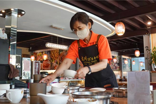芳姐由嘉义就业中心媒合到火锅店服务，工作认真受肯定。（嘉义就业中心提供／廖素慧嘉市传真）