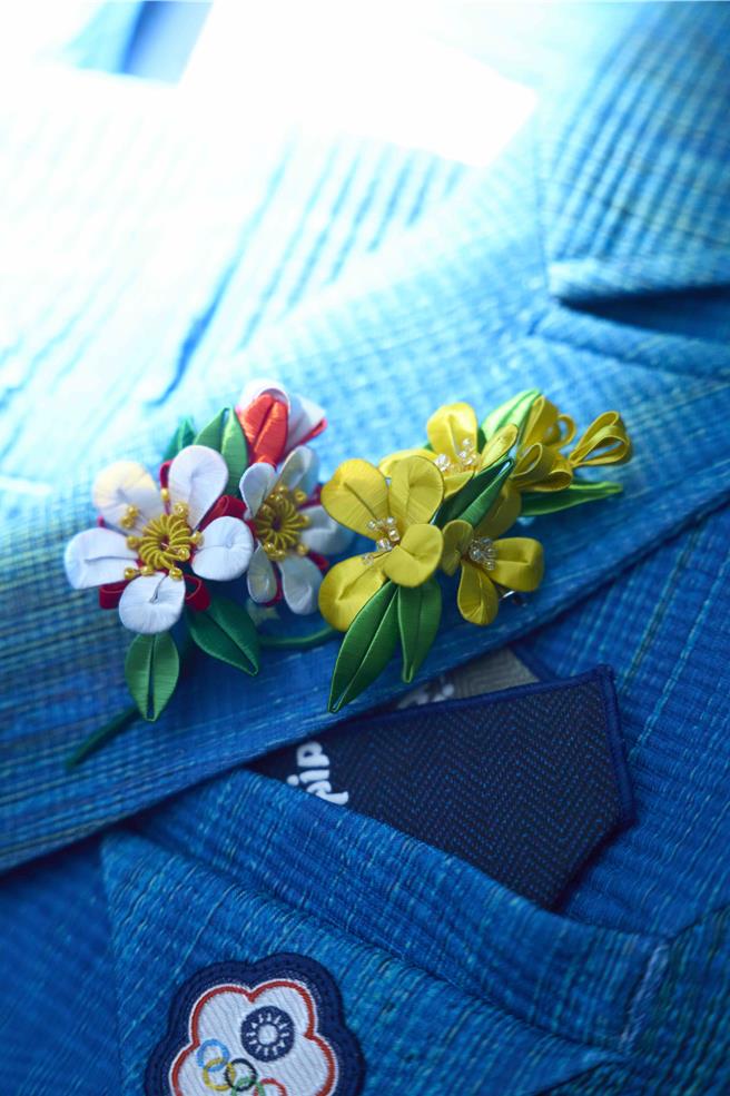 周裕颖邀请缠花工艺师林佩莹制作配件。（JUST IN XX提供）