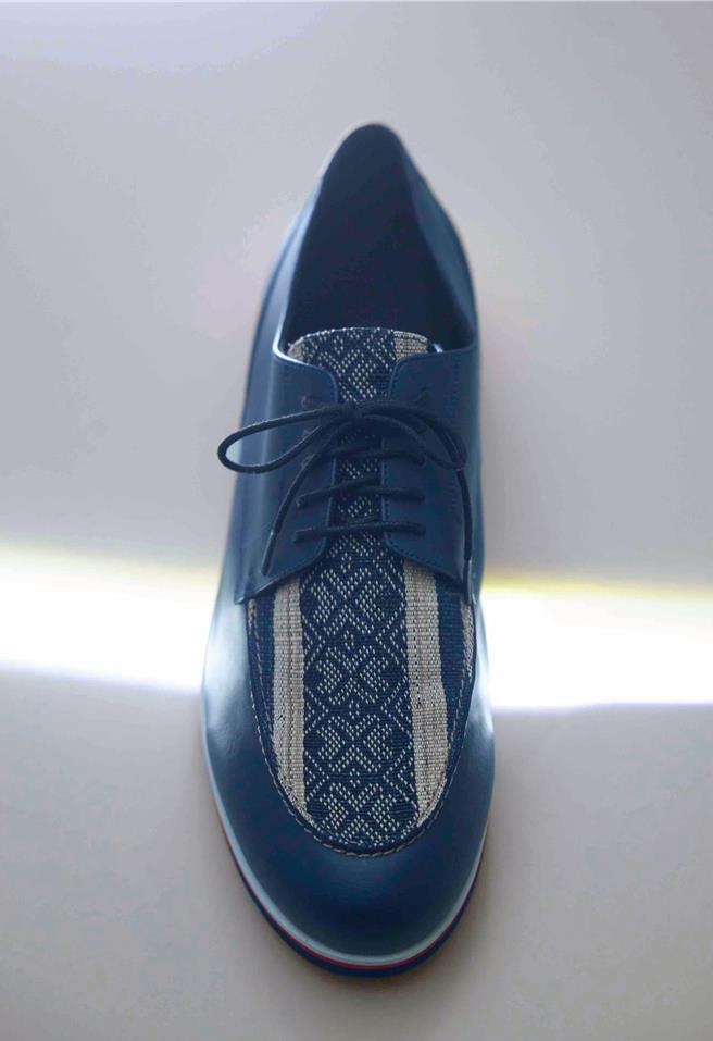 周裕颖邀请原民国宝严玉英工艺师织作的香蕉丝织片作为鞋面使用。（JUST IN XX提供）