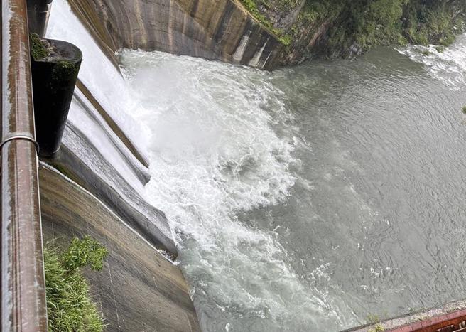 大甲溪发电厂24日预估这次凯米颱风将为德基水库集水区带来超大雨量，大甲溪发电厂这几天透过满载发电方式，预降德基水库水位。（读者提供／张妍溱台中传真）