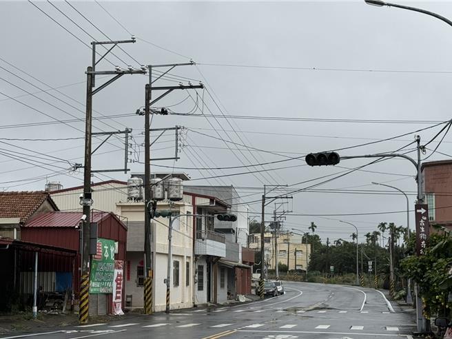 受到颱风外围环流影响，彰化县芬园乡24日下午纷传树倒事件，并造成山区的同安、大竹及中崙等3村近2000户停电。（民眾提供／孙英哲彰化传真）