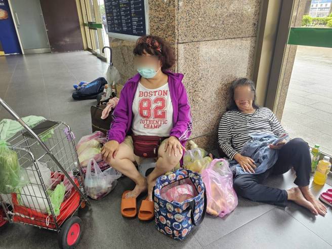 凱咪颱風今(24)午增強為強颱，街友被安置到北車大廳避難。(游定剛拍攝)