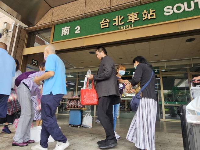 北車有善心人士發放便當。(游定剛拍攝)