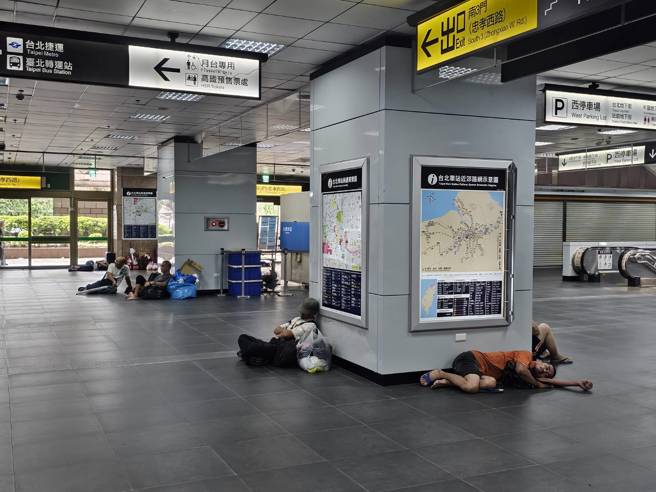 北車開放大廳讓街友避難。(游定剛拍攝)