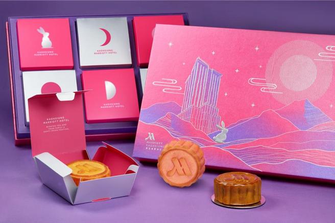 高雄万豪酒店推出「月映丹秋」中秋礼盒，内含3款奶皇月饼及3款广式月饼，以精致的设计与独特的图腾意象，为美好佳节带来富含视觉与味觉的双重飨宴。图／高雄万豪酒店提供