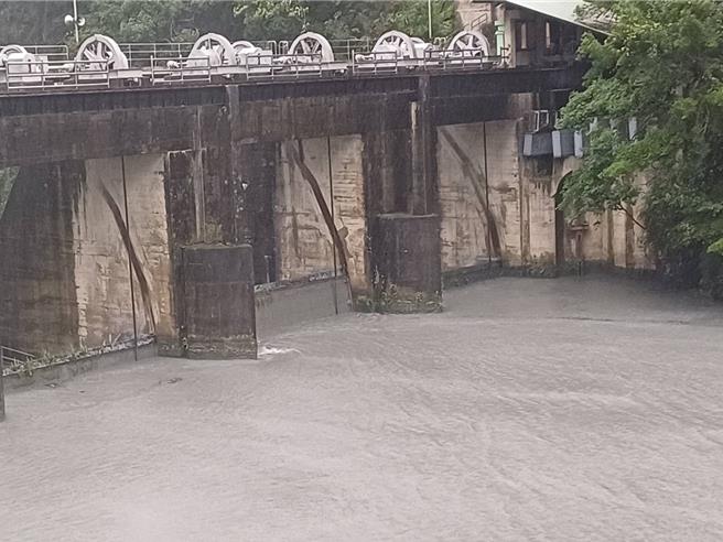 台電大觀發電廠趁颱風天開啟武界壩閘門排渾，減緩水庫淤積。（台電大觀發電廠提供／楊靜茹南投傳真）