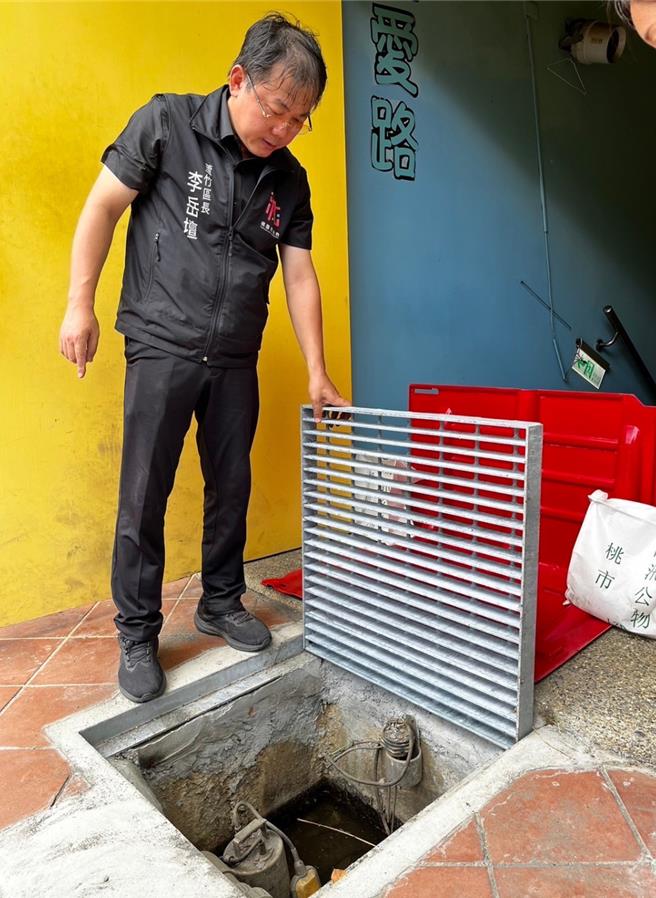 芦竹区长李岳坛视察妇幼馆防水闸门、科技沙包及排水孔盖清淤整备。（芦竹区公所提供／姜霏桃园传真）