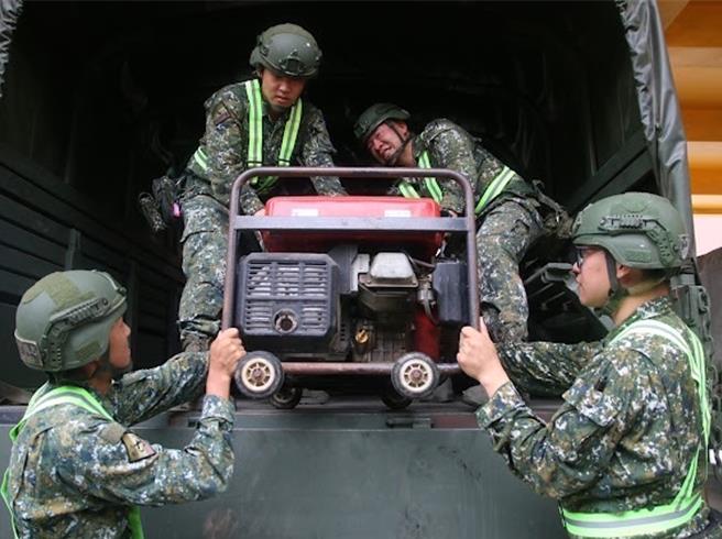 凱米風勢增強，第四作戰區完成救災兵力及機具整備工作。（軍方提供／林雅惠高雄傳真）