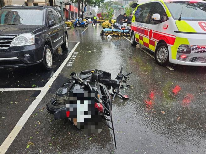 高雄一名騎士遭倒塌路樹砸中，所幸意識清楚送醫治療。（警方提供／任義宇高雄傳真）