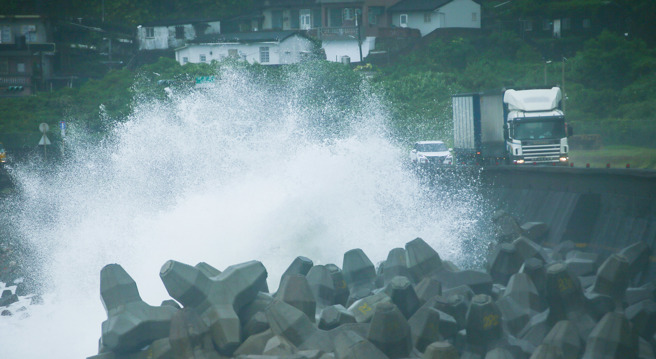 凯米颱风暴风圈于24日进入台湾陆地，目前强度已达中度颱风的上限。中央气象局表示，凯米颱风未来可能会进一步增强，东北角外海的风浪也显着增大。（罗永铭摄）