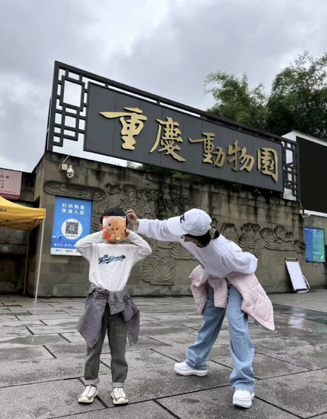 女星趙麗穎先前帶著兒子想想，去動物園遊玩（圖／攝自微博）