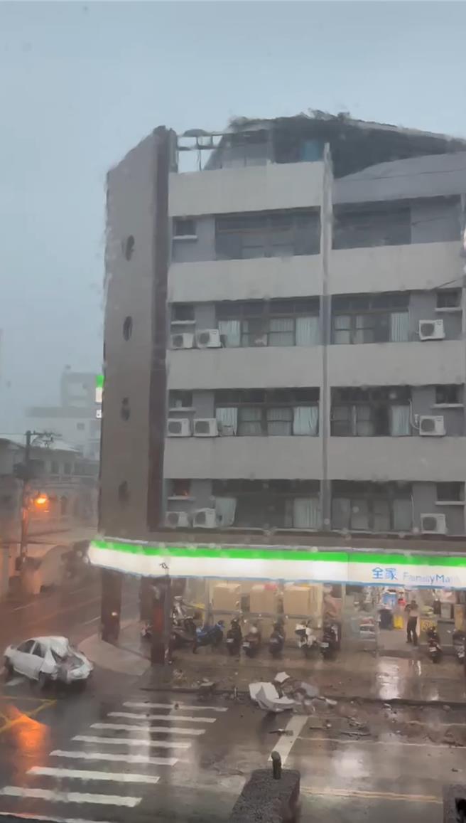 强度颱风凯米持续往台湾逼近，花莲下午已刮起14级强风，市区中兴路疑似有建物女儿墙石头掉落，砸到停在路旁的车子，造成现场2人受伤，其中1人已失去呼吸心跳，1人昏迷。（民眾提供／罗亦晽花莲传真）