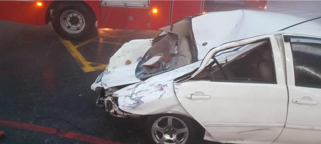 强度颱风凯米持续往台湾逼近，花莲下午已刮起14级强风，市区中兴路疑似有建物女儿墙石头掉落，砸到停在路旁的车子，造成现场2人受伤，其中1人已失去呼吸心跳，1人昏迷。（花莲县消防局提供／罗亦晽花莲传真）