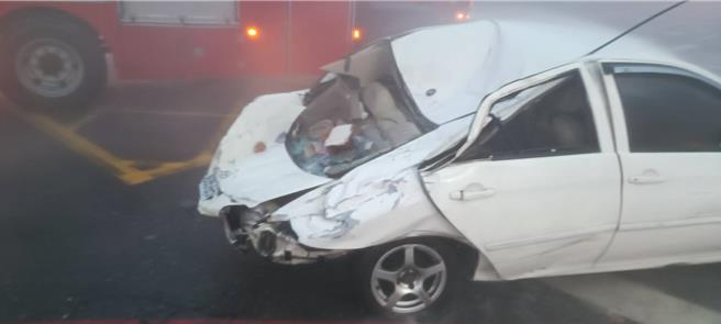 强度颱风凯米持续往台湾逼近，花莲下午已刮起14级强风，市区中兴路疑似有建物女儿墙石头掉落，砸到停在路旁的车子，造成现场2人受伤，其中1人已失去呼吸心跳，1人昏迷。（花莲县消防局提供／罗亦晽花莲传真）