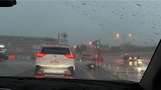 强度颱风凯米持续往台湾逼近，花莲今天傍晚已刮起14级强风，有机车骑士因而被吹倒。（罗亦晽摄）