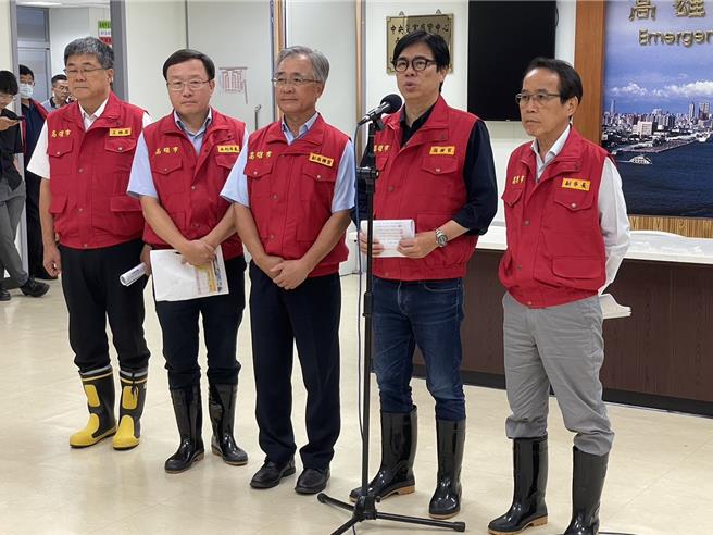 高雄市长陈其迈24日下午5时主持凯米颱风高雄市灾害应变中心第2次工作会议，会后根据中央气象署资讯，宣布高雄市全市明日停止上班、停止上课。（洪浩轩摄）