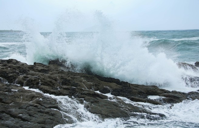 凯米颱风暴风圈于24日进入台湾陆地，目前强度已达中度颱风的上限。中央气象局表示，凯米颱风未来可能会进一步增强，东北角外海的风浪也显着增大。（罗永铭摄）