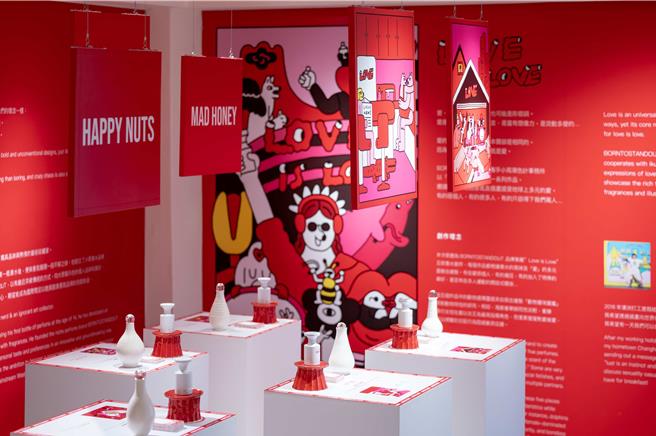 Borntostandout攜手台灣藝術家「小高潮色計事務所」，以「愛」為主題，推出「LOVE is LOVE」聯名展覽。（10X提供／黃唯淯台北傳真）