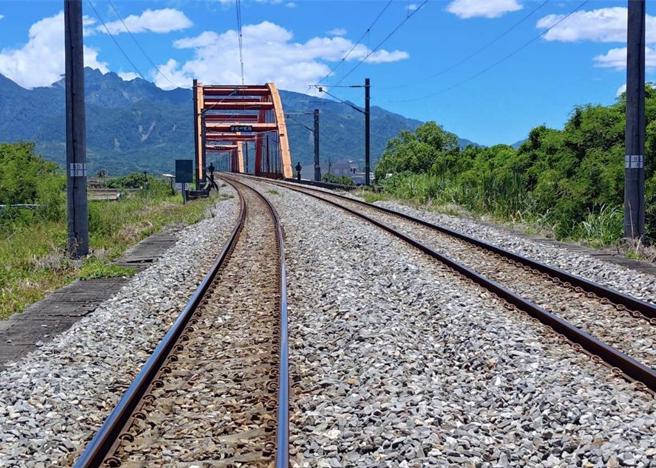 凱米猛攻！花蓮鐵道風雨成災，土石流襲軌道、電車線受損。（示意圖／台鐵提供）