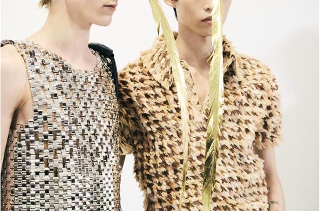 Loewe 2025春夏男裝充滿各種華麗、浮誇的裝飾性元素。（Loewe提供）