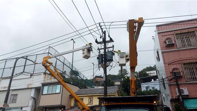 台电高雄区处同仁冒雨抢修。（台电提供）