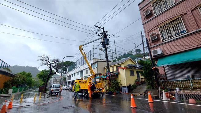 台电高雄区处同仁冒雨抢修。（台电提供）