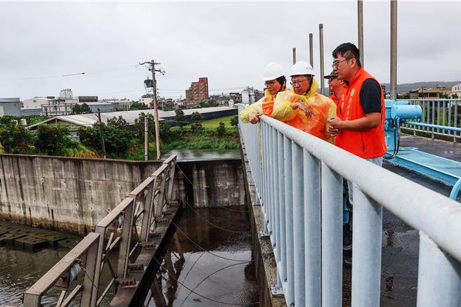 縣長楊文科（中）24日前往竹北溝貝視察水門運作情形。（新竹縣政府提供／羅浚濱新竹傳真）