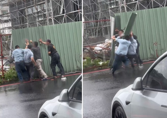 工人在搶修鐵皮圍籬，強風吹來2人瞬間被吹飛倒地。（翻攝畫面）