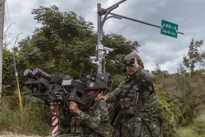 防空連飛彈班官兵操作雙聯裝刺針飛彈實施對空警戒，確保空域安全。（記者陳怡璿攝）